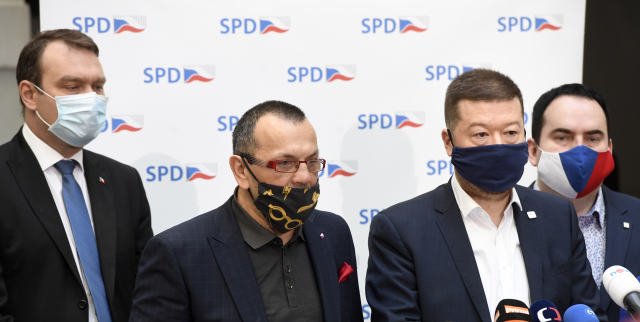 Zleva šéf poslanců SPD Radim Fiala, poslanec Jaroslav Foldyna, předseda SPD Tomio Okamura a poslanec Jan Hrnčíř.