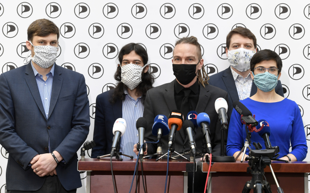 Zleva Lukáš Kolářík, Mikuláš Ferjenčík, předseda Pirátů Ivan Bartoš, Tomáš Martínek a místopředsedkyně Pirátů Olga Richterová.