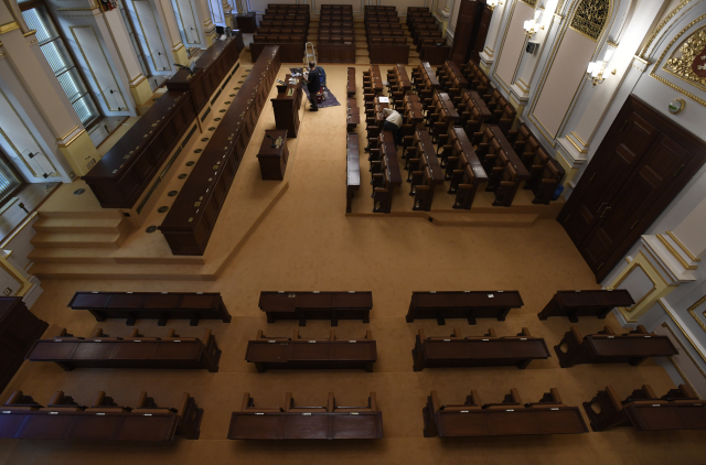 Jednací místnost Poslanecké sněmovny v Thunovském paláci.
