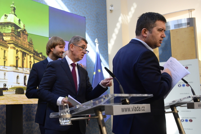 Zprava Jan Hamáček, Andrej Babiš a Adam Vojtěch.
