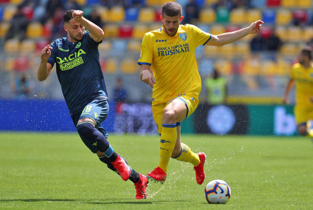 Luca Valzania (vpravo) z Frosinone během loňského duelu.