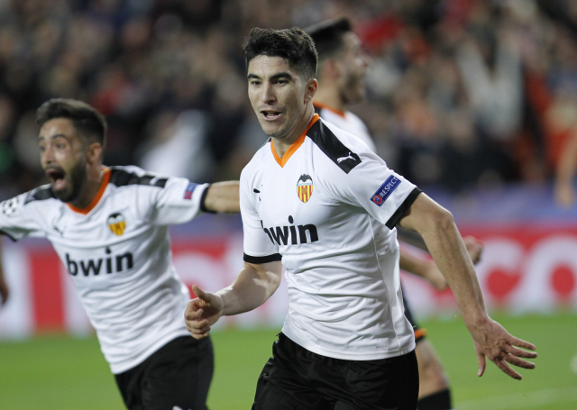Carlos Soler (vpravo) z Valencie se raduje z gólu.