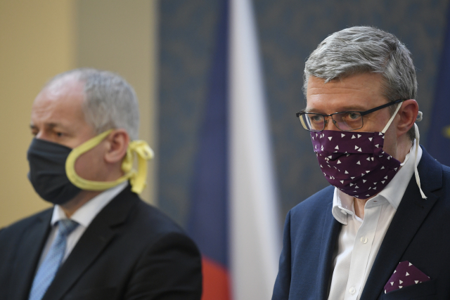 Ministr průmyslu a obchodu Karel Havlíček (vpravo) a náměstek ministra zdravotnictví Roman Prymula.