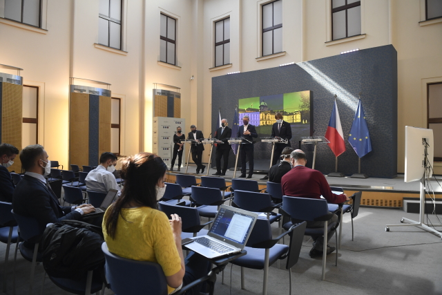 Tisková konference vlády.
