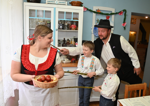 Rodina Stávkova z Němčiček na Břeclavsku. Milovníci tradic a folkloru manželé Jiří a Šárka se syny Kryštofem (vpravo) a Františkem si kvůli opatřením proti šíření koronaviru museli udělat soukromé Velikonoce doma.
