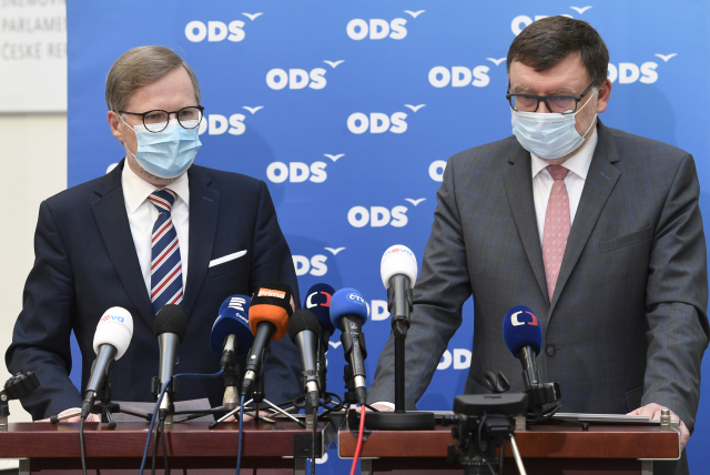 Zleva předseda ODS Petr Fiala a šéf poslanců Zbyněk Stanjura vystoupili 7. dubna 2020 v Praze na tiskové konferenci poslaneckého klubu ODS před schůzemi Sněmovny.