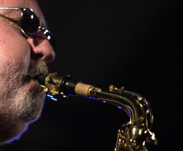 Americký altsaxofonista Lee Konitz.