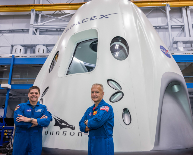 Astronauti NASA Robert Behnken (vlevo) a Douglas Hurley,