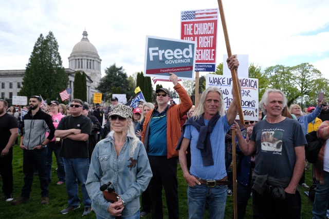 Protestující proti karanténě ve Washingtonu.