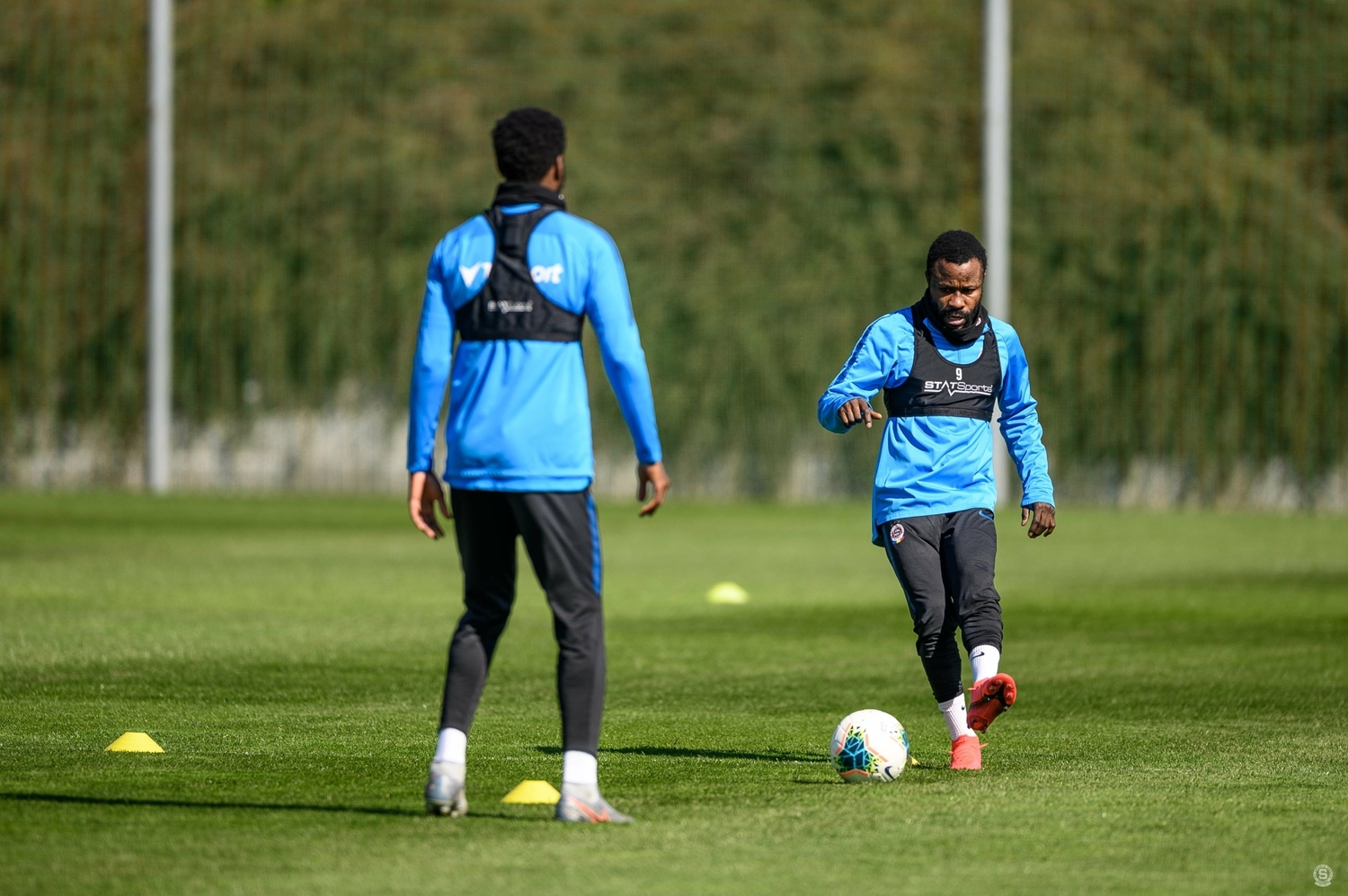 Guélor Kanga (vpravo) na prvním společném tréninku prvoligového fotbalového klubu AC Sparta Praha po přestávce způsobené šířením koronaviru.