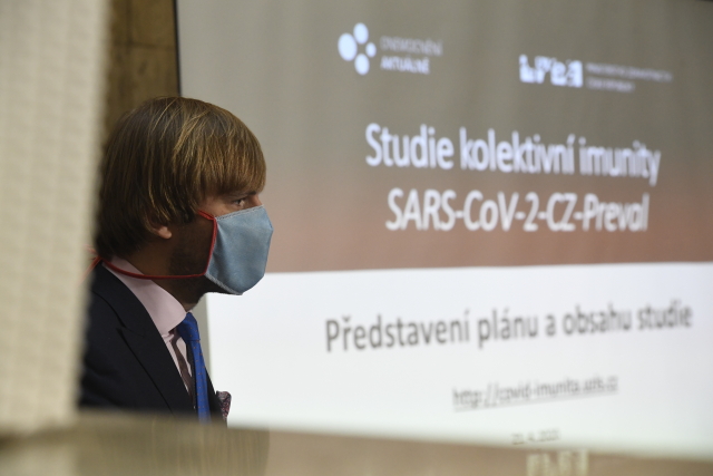 Ministr zdravotnictví Adam Vojtěch (za ANO).