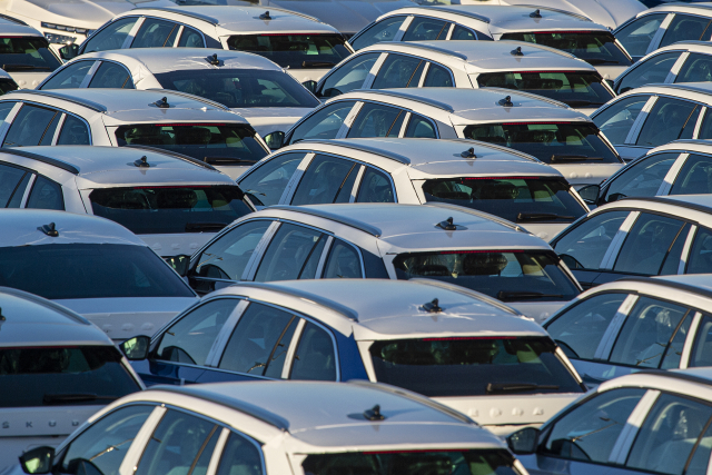 Odstavné parkoviště nových vozů v areálu automobilky Škoda Auto v Mladé Boleslavi.