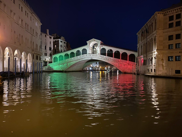 Proslulý benátský most Rialto nasvícený barvami italské vlajky.