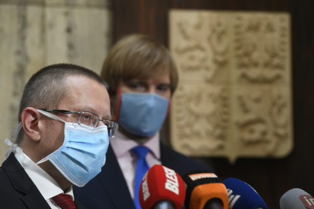 Ředitel Ústavu zdravotnických informací a statistiky Ladislav Dušek (v popředí) a ministr zdravotnictví Adam Vojtěch.