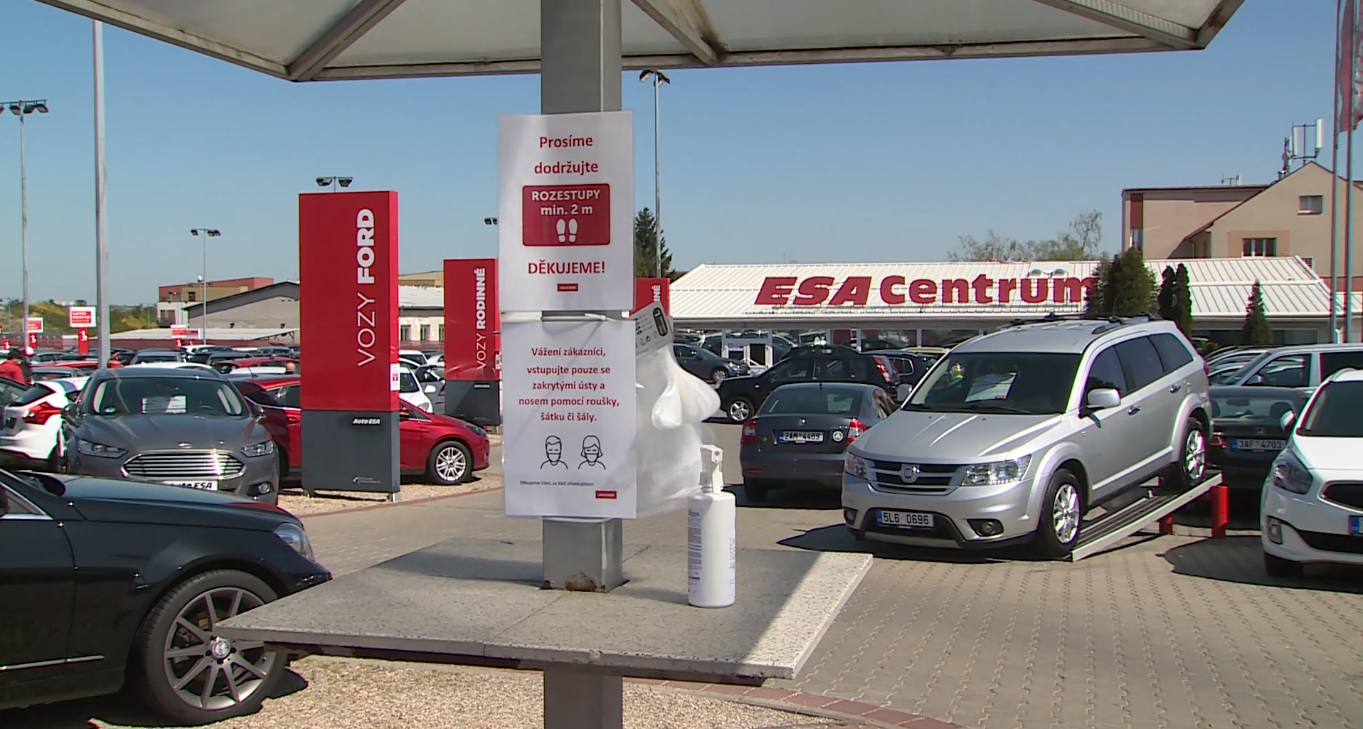 Autobazary otevřely svoje brány. Vozy dezinfikují pravidelně.