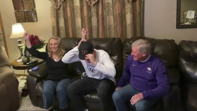 Jednička draftu Joe Burrow (uprostřed) během draftu NFL.