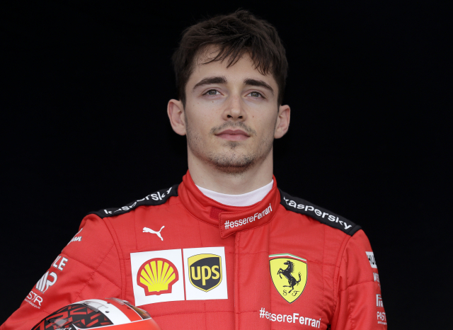 Jezdec Ferrari Charles Leclerc.