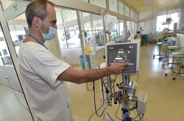 Primář Tomáš Gabrhelík ukazuje přístroj pro mimotělní krevní oběh, který umí u pacientů v těch nejzávažnějších stavech nahradit funkci plic a srdce.