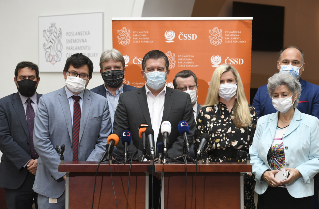 Zleva Petr Dolínek, Jan Chvojka, Roman Onderka, předseda strany Jan Hamáček, Antonín Staněk, Kateřina Valachová, Alena Gajdůšková a Jan Birke před jednáním Sněmovny.