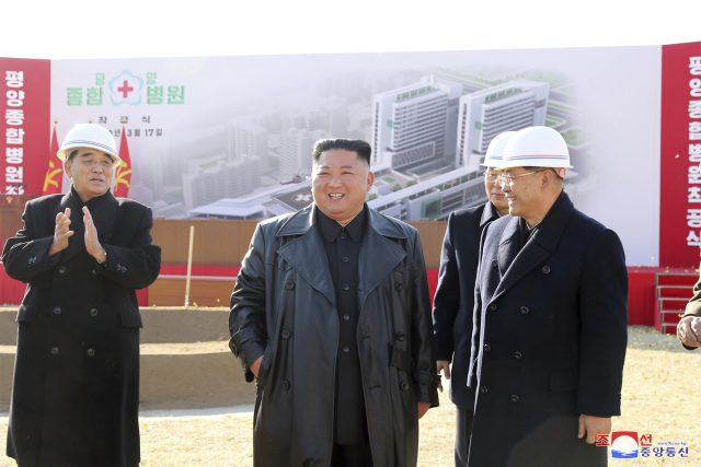Kim Čong-un u slavnostního pokládání základního kamene pchjongjangské nemocnice v březnu 2020.