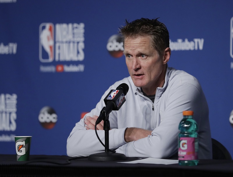 Hlavní trenér basketbalistů Golden State Steve Kerr si připadá, jako když sezona NBA už skončila. Ročník elitní severoamerické ligy byl přerušen 11. března po zjištění prvního pozitivního případu nákazy koronavirem mezi hráči a zatím není jasné, zda se znovu rozehraje.