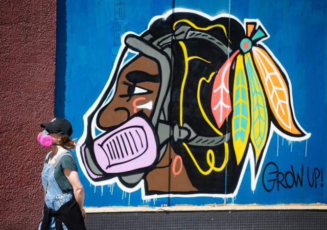 Logo hokejového klubu Chicago Blackhawks s maskou. 