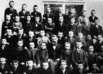 Na této školní fotce je Hitler nahoře v pravém rohu. (ČTK/AP)