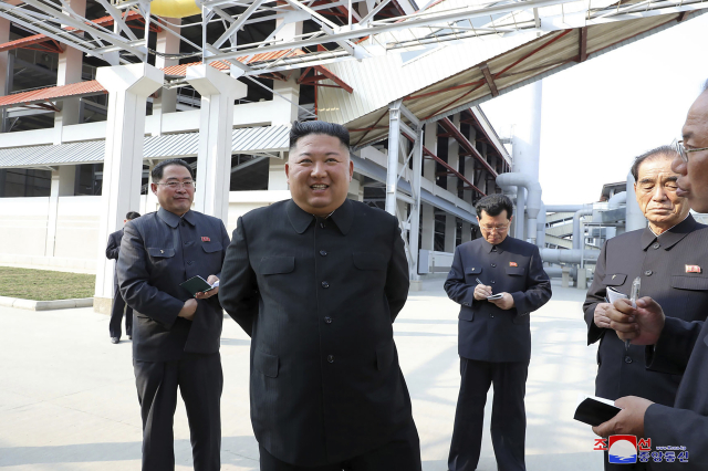 Kim Čong-un na slavnostním otevření nové továrny na hnojiva ve městě Sunčchon.