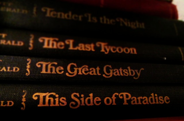 Román Velký Gatsby od Francise Scotta Fitzgeralda. Autor napsal i romány Na prahu ráje, Poslední magnát či Něžná je noc.