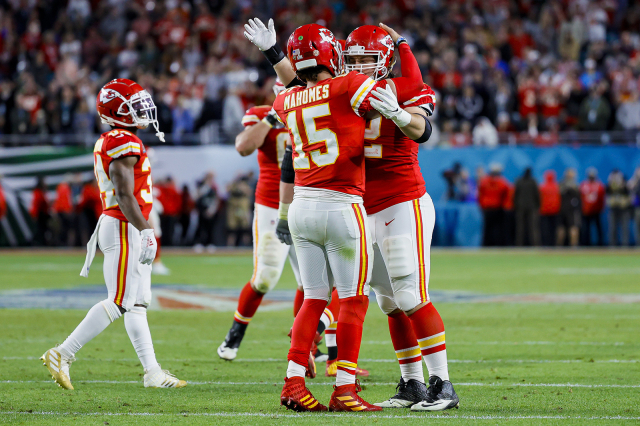 Patrick Mahomes v objetí s jedním ze spoluhráčů.