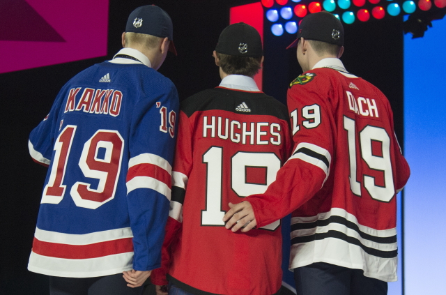 Nejlepší trojka z loňského draftu NHL. Zleva Kaapo Kakko, Jack Hughes a Kirby Dach.