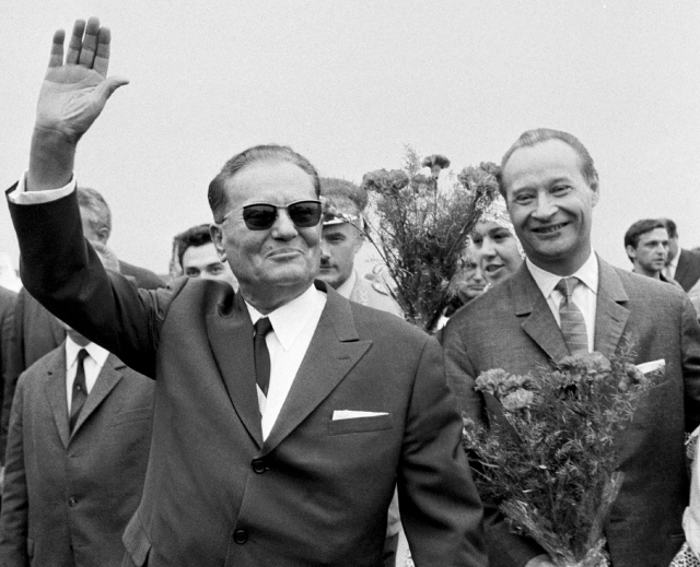 Tito (vlevo) a Dubček na archivním snímku.