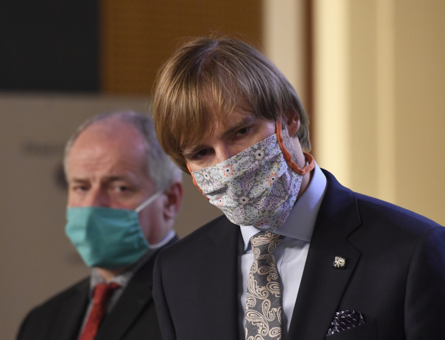 Ministr zdravotnictví Adam Vojtěch (vpravo) a jeho náměstek Roman Prymula.