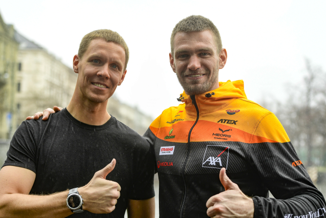 Veslaři Ondřej Synek (vpravo) a Jakub Podrazil.