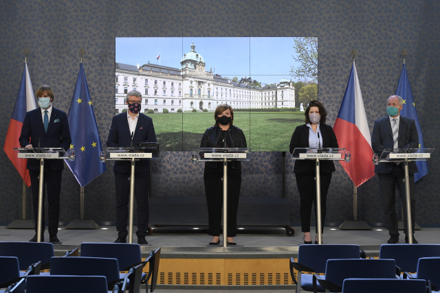 Zleva ministr zdravotnictví Adam Vojtěch (za ANO), ministr průmyslu a obchodu a ministr dopravy Karel Havlíček (za ANO), ministryně financí Alena Schillerová (za ANO), ministryně práce a sociálních věcí Jana Maláčová (ČSSD) a náměstek ministra zdravotnictví Roman Prymula.