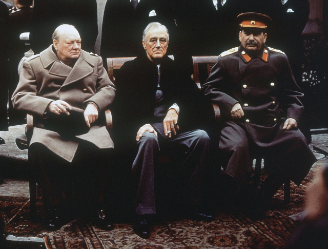 Jaltská konference. Zleva Churchill, Roosevelt a Stalin.