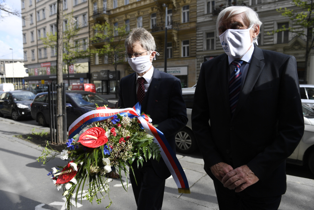 Předseda Senátu Miloš Vystrčil (vlevo) a místopředseda horní komory Jiří Růžička u budovy Českého rozhlasu.