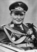 Hermann GÖRING (1893-1946) - Nacistický politik a říšský maršál (od roku 1940). Byl nejbližším spolupracovníkem Hitlera, který ho původně jmenoval svým nástupcem. Krátce před koncem války (poté, co Göring tajně jednal se Spojenci) Hitler závěť změnil ve prospěch admirála Dönitze a Göringa zbavil všech funkcí. Od roku 1933 byl Göring říšským ministrem letectví a o dva roky později se stal vrchním velitelem Luftwaffe, která hrála v počátcích války klíčovou úlohu. V norimberském procesu byl v říjnu 1946 odsouzen k smrti, krátce před popravou se otrávil.