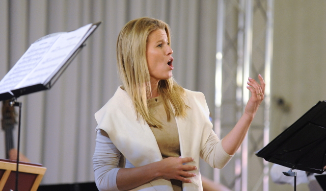 Zpěvačka Michaela Gemrotová na Lednicko-valtickém festivalu.