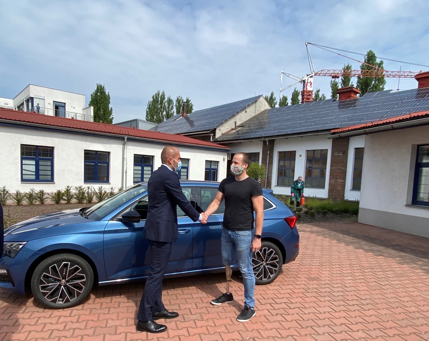 Jiří Švihálek při přebírání upraveného vozu.