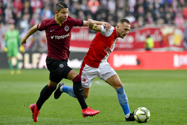 Zleva Adam Hložek ze Sparty a Vladimír Coufal ze Slavie.