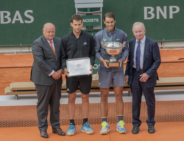 Bernard Giudicelli (vlevo) spolu s vítězem loňského Roland Garros Rafaelem Nadalem (druhý zprava), finalistou Dominicem Thiemem (druhý zleva) a Rodem Laverem.