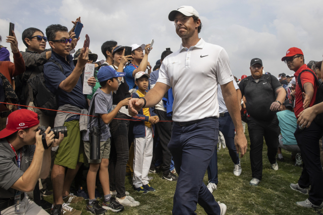 Rory McIlroy prochází koridorem mezi fanoušky.