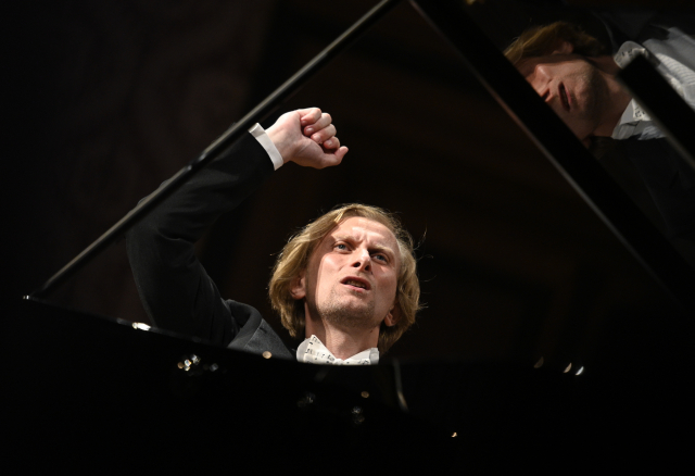 Klavírista Ivo Kahánek.