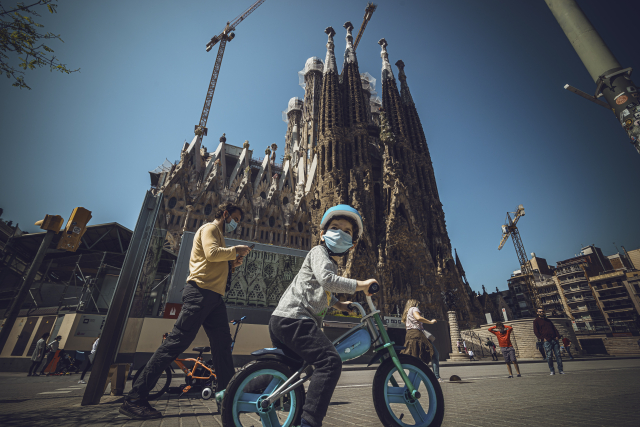 Obyvatelé Barcelony před katedrálou Sagrada Família.
