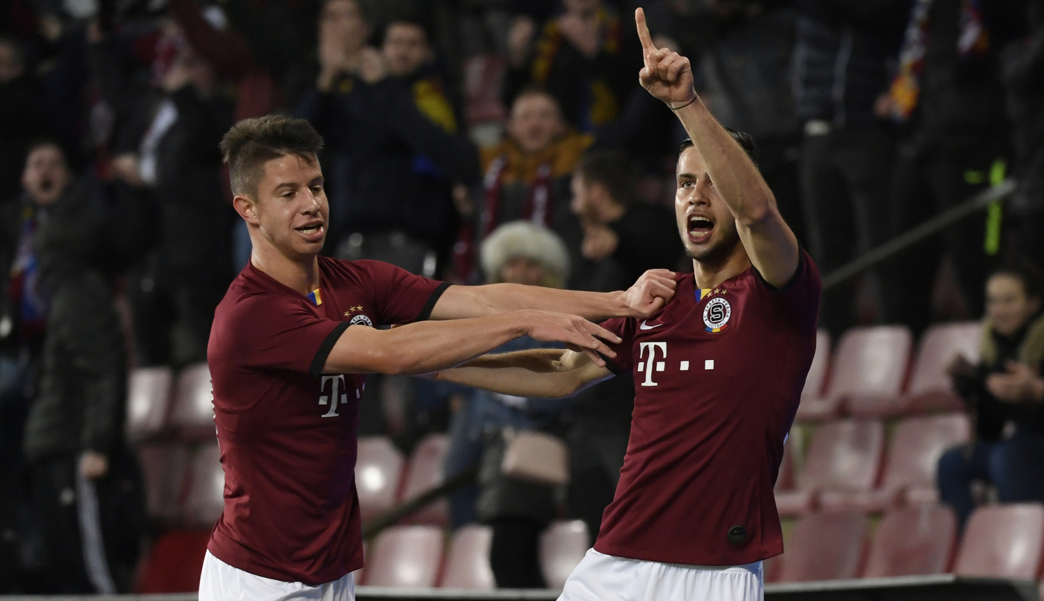 Fotbalisté Sparty se radují ze vstřeleného gólu.