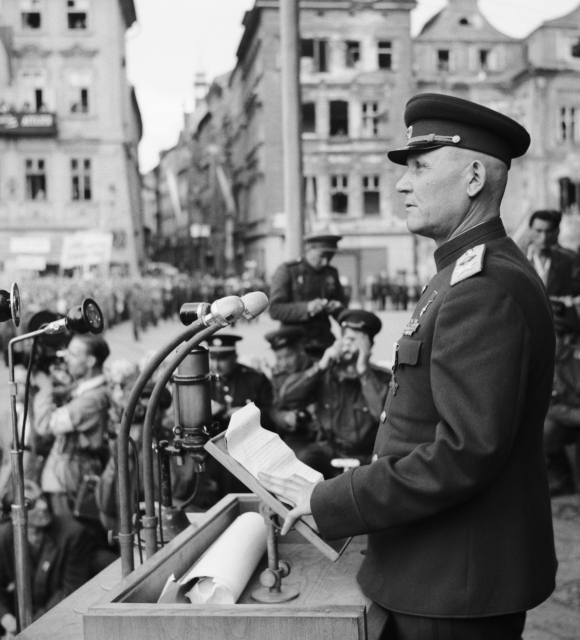 Ivan Stěpanovič Koněv na Staroměstském náměstí 6. června 1945.