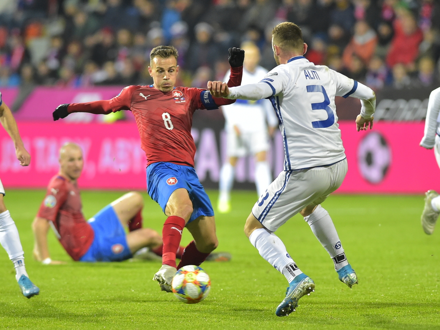 Český reprezentační záložník Vladimír Darida (vlevo).