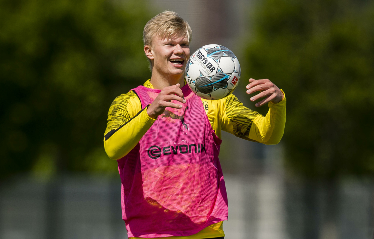 Na restart bundesligy se připravuje i Erling Halland.