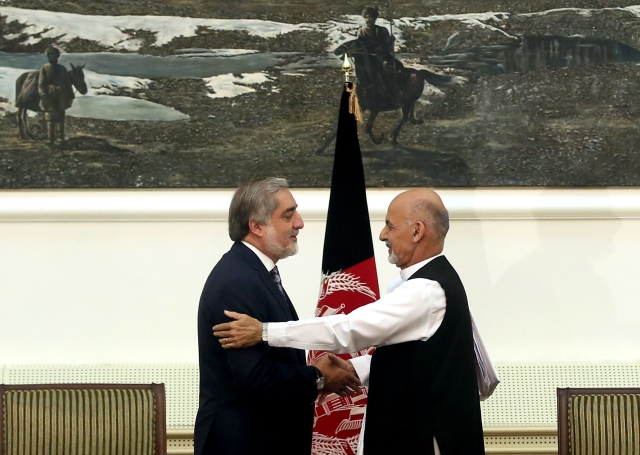 Afghánský prezident Ašraf Ghaní (vpravo) a Abdulláh Abdulláh na archivním snímku.